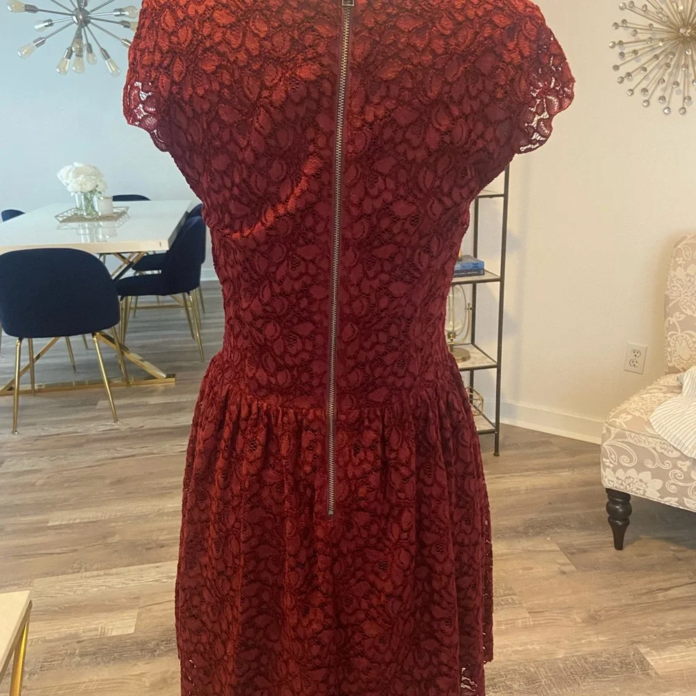 Burgundy lace cap sleeve dress - Picture 3 of 5
